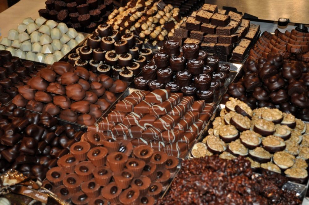 Очень шоколад. Много шоколада. Много шоколадных конфет. Гора шоколада. Много много шоколада.