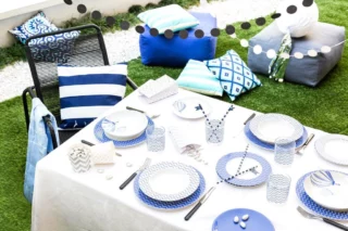 Casa in estate: tavola imbandita nei toni del blu