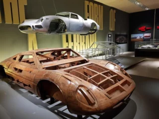 Il Design Museum si tinge del rosso di Maranello con Ferrari Under The Skin