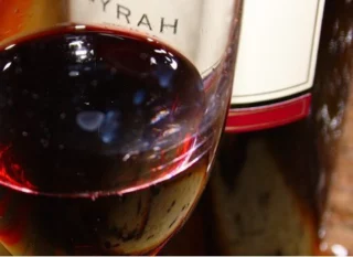 assaggio di vino Syrah