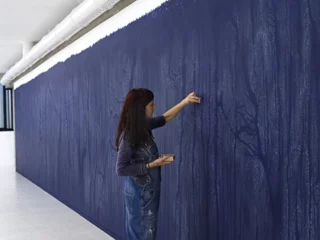 l'artista Luisa Rabbia durante la realizzazione di Another Country alla Collezione Maramotti