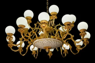 Sole è il lampadario della collezione Heritage di Laudarte con 18 bracci fusi in bronzo una cupola centrale in madreperla.