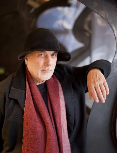 Ron Arad firma 10 LAYERS