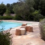 un arredo piscina con le sedute-tavolino Hexagon di Steven Holl per Casamania-Horm.it