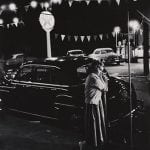 fotografia Ragazza accanto a un parchimetro - © W. Eugene Smith / Magnum Photos - 1955-1957 - Stampa ai sali d’argento - Carnegie Library of Pittsburgh, Lorant Collection