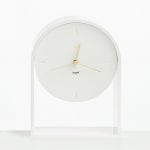 La finitura bianca nell'orologio da tavolo Air du temps di Eugeni Quitllet per Kartell