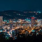 Foto notturna di Portland, la città più grande nell'Oregon