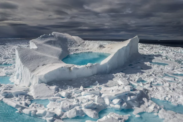 Iceberg in fusione ai margini dell'Isola di Baffin (Artico Canadese) Â© Brian J. Skerry