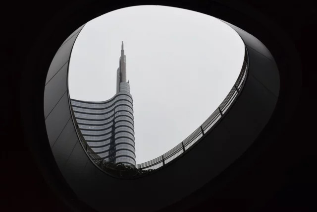 Uno dei simboli dell'architettura milanese Ã¨ la Torre dell'Unicredit, in piazza Gae Aulenti (Ph. by Chris Barbalis)