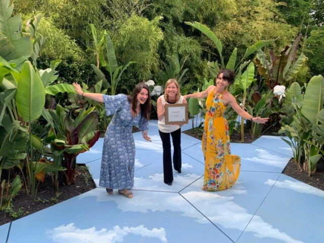 Stefania Naretto e Chiara Otella, agronome paesaggiste, e Francesca Cosmai, architetta paesaggista, ricevono il primo premio ottenuto al Festival