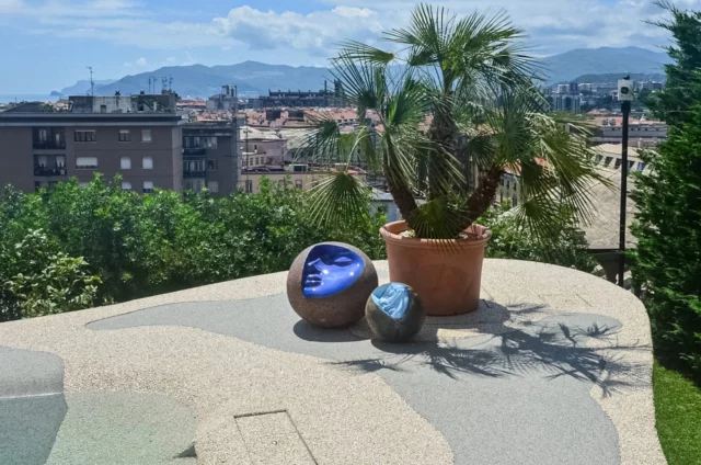 due opere sferiche in grÃ¨s dello scultore ylli plaka. le due opere ceramiche sono due sfera di diametro 30 e 60cm. si trovano su una terrazza panoramica nel giardino di una villa