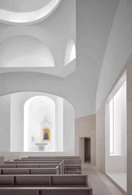 La nuova chiesa armena di San Sarkis, progetto David Hotson. Vista degli interni
