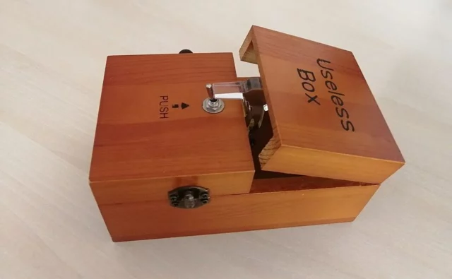 Useless box munari