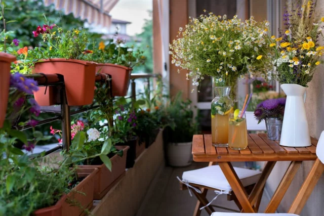 Un piccolo ma intimo balcone fiorito